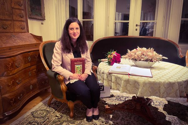 DR. NINA PETEK: BHAGAVADGITA – Onstran vezi, tostran svobode