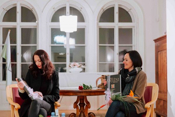 LITERARNI DAN ŽENA Z VESNO IN KARIN