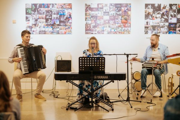 PRAZNIČNOST OB 3. OBLETNICI GRAJSKO ČASOPISNE KAVARNE ELEONORA: PIKAJA TRIO
